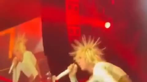 Cantor Machine Gun Kelly é eletrocutado durante show: "cabelo arrepiou"