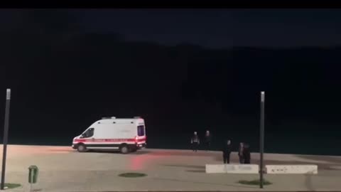 Gruaja hidhët në det nga shëtitorja e Lungomares, shpëtohet dhe transportohet në spital