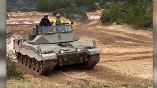 Ukrainian soldiers are training with UK Challenger 2 tanks