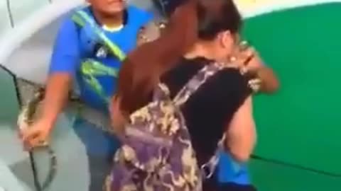 TERRIFIC! A NEGLIGENT WOMAN APPROACHES A SNAKE FOR A KISS AND THE SNAKE BITES HER FACE😱😱😱😱