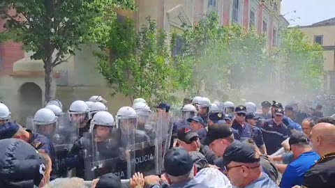 Këshilltarët e opozitës tentojnë të futen në bashki, qytetarët, shkulin gardhin