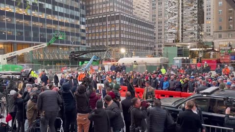 Wow Union workers chant “USA” as President Trump visits their construction site 🇺🇸