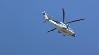 Polizia sorvola Milano durante festa della liberazione