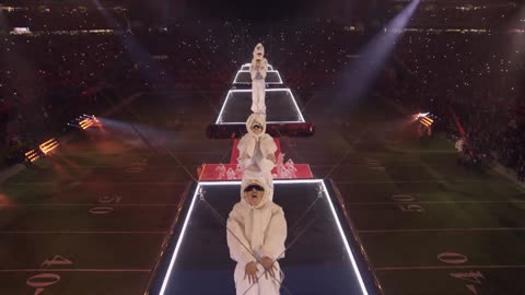 RIHANNAS PERFORMS BIGGEST HIT DURING THE SUPER BOWL HALFTIME.
