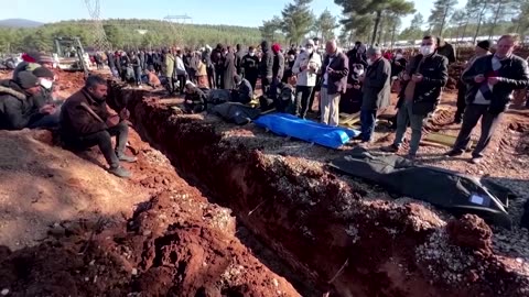 Quake survivors in Turkey bury the dead