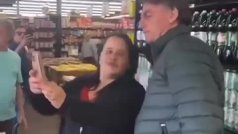 MITO: Nos EUA, Bolsonaro é tietado e dá autógrafos em supermercado