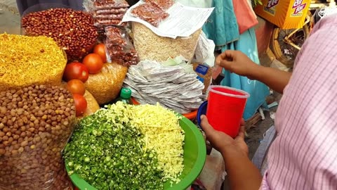 Bangladeshi Street Food: This Man Sells Extremely Clean Chana Chaat Masala