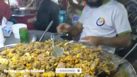 This famous man smartly selling extreme mutton haleem Street food in Bangladesh