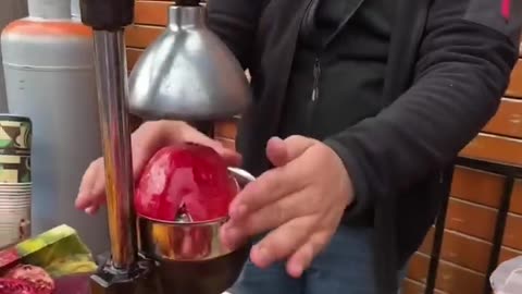 Turkish street food fresh pomegranate juice🧃