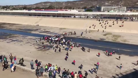 Hundreds of migrants atack the USA border and many manage to pass