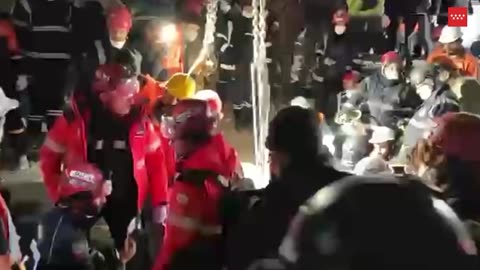 Extraordinary Rescue Of Woman Pulled Alive From Rubble After Six Days Trapped 2