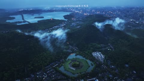 This evening after the rain of the hangzhou west lake, half and half city