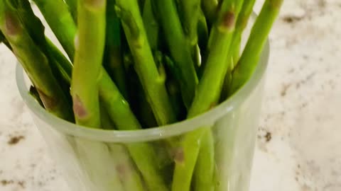 Who LOVES RAW ASPARAGUS??