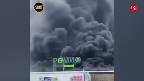 A strong fire in a shopping center in Russia - people were evacuated