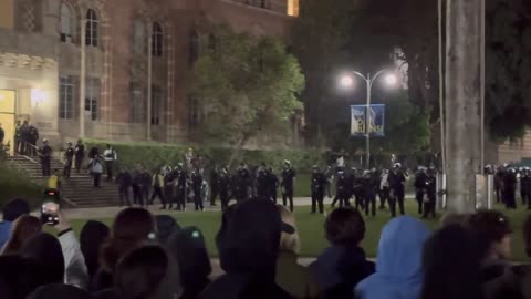 UCLA: Hundreds of protestors boo police as they begin moving in