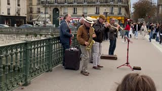 French street performers in Paris