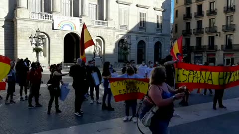 Los vecinos protestan ante la Generalidad de Cataluña con banderas durante el estado de alarma