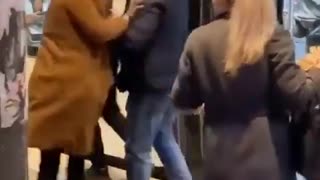 Islamist assaults a woman in USA and tries to push her into the metro