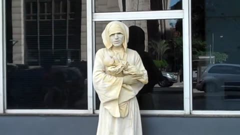 Estátua viva com "bebê" na avenida Paulista