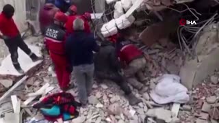 Moment debris falls onto rescuers in Turkey's Hatay