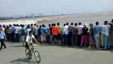 Enjoyment of tidal bore in Qiantang jiang River Mid-Autumn Holiday 2013 September 中秋杭州親歷錢塘江大潮壯景