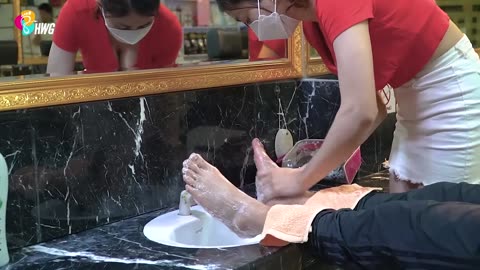It's so relaxing to get back walking massage from girls - Vietnam BarberShop Massage