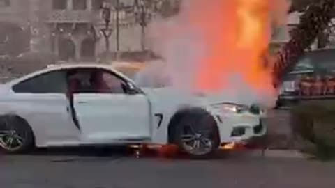 Driver is very lucky / man pulled from burning car
