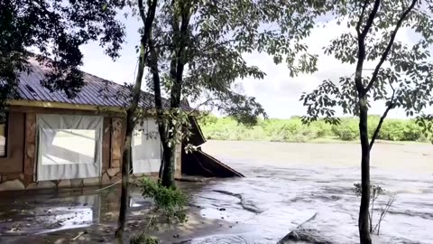 Kenyan officials airlift tourists stranded in floods
