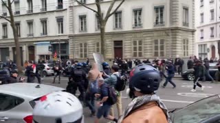 🇫🇷 During the May Day demonstration in Paris, there were clashes with the police