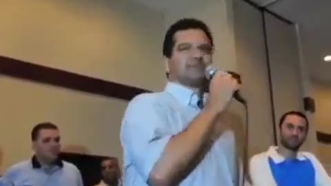 Sí algo a hecho Pierluisi ecelentemente en toda su vida es el ridículo. Pipo Embarrao...