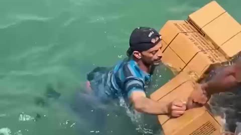 Ayuda humanitaria lanzada al mar