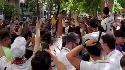 Real Madrid fans chanting against Messi hours before their match against Bayern