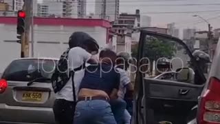 Conductores se enfrentan a ‘puños’ en la avenida La Rosita