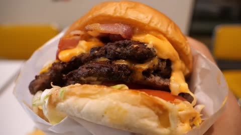 AMERICAN BACON CHEESE DOUBLE BURGER - KOREA STREET FOOD