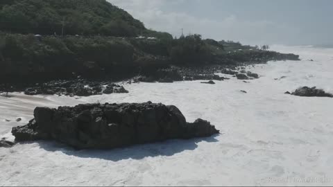 surfing enormous waves Bay of Waimea