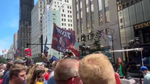 Huge crowd of Trump supporters gather outside Trump Tower 🇺🇸 🙌🏼