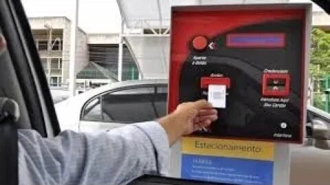 supermercados não deveriam cobrar estacionamento, alguns isentam a partir de uma determinada compra