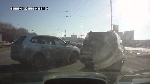 Dash cam shows why you shouldn't talk on phone when driving