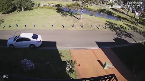 Video: Man is repeatedly swooped by a magpie in Mount Annan