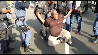 Despite several arrests, Durban mayor Gumede's supporters regroup and resume protest (kzv)