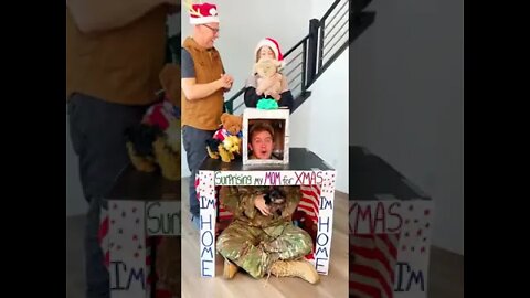 Military man surprises his mom in the cutest way…