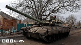Ukrainian and Russian soldiers fighting in streets of Bakhmut - BBC News