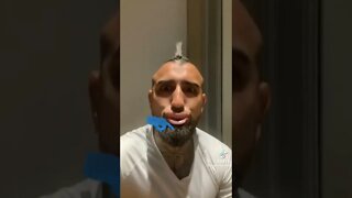 Arturo Vidal gravando TikTok fazendo caretas