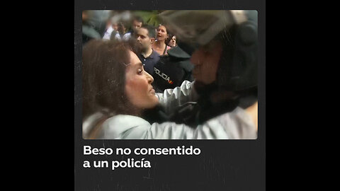 Manifestante besa a policía sin su consentimiento