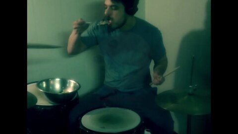 DRUMMING WHILE EATING