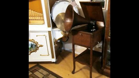 Vintage Record Player 1913 Victor V-XXV Schoolhouse Phonograph playing French Lessons for Soldiers