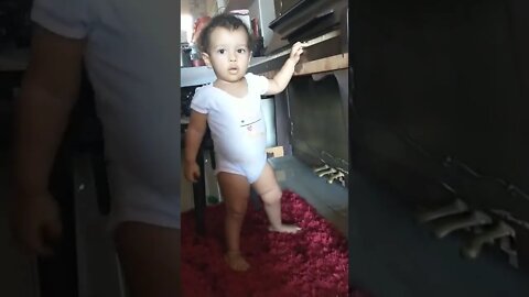 A bebê toca o piano e canta com mamãe. Será que ela leva jeito? Vamos incentivar e curtir os filhos