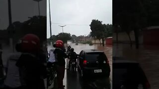 O povo pensa que carro é barco.