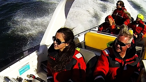15-year-old girl flawlessy drives 500hp speed boat
