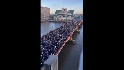 London bridge is filled with Palestinian supporters